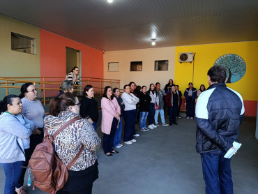 Foto 13: Cozinheiras participam de treinamento de uso e manuseio de extintores de incêndio