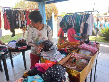 Foto 27: Fundo Social de Solidariedade e Secretaria de Promoção Social realizam Varal Solidário especial de Natal