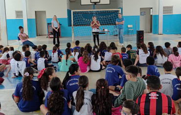 Foto 18: Alunos e usuários recebem orientações sobre prevenção e controle do diabetes 