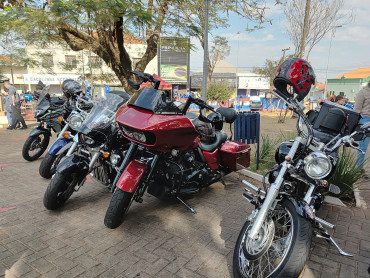 Foto 84: 3º Encontro de Carros Antigos e Motociclistas reúne centenas de expositores em Quatá