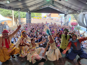 Foto 1: Quatá recebe Palco Móvel Emcena Brasil Edição Certame