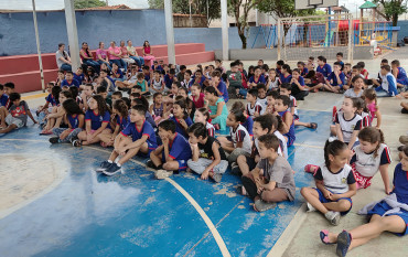 Foto 7: Alunos e usuários recebem orientações sobre prevenção e controle do diabetes 