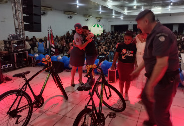 Foto 210: Alunos dos 5º anos de Escolas Municipais recebem certificado do Proerd