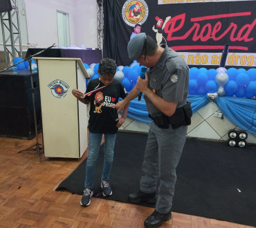 Foto 213: Alunos dos 5º anos de Escolas Municipais recebem certificado do Proerd