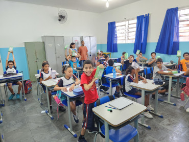 Foto 214: Volta às Aulas em Quatá: Alunos recebem Kit Escolar e Mimo especial