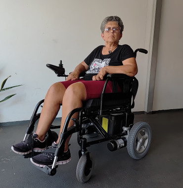 Foto 2: Pacientes de Quatá recebem cadeira de rodas motorizada