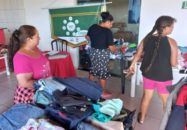 Foto 18: Fundo Social de Solidariedade e Secretaria de Promoção Social realizam Varal Solidário especial de Natal