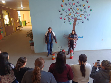 Foto 7: Cozinheiras participam de treinamento de uso e manuseio de extintores de incêndio