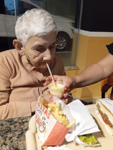 Foto 15: Residência Terapêutica comemora com os aniversariantes do mês de Outubro