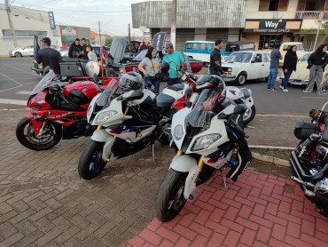 Foto 56: 3º Encontro de Carros Antigos e Motociclistas reúne centenas de expositores em Quatá