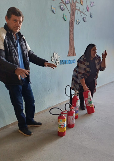 Foto 6: Cozinheiras participam de treinamento de uso e manuseio de extintores de incêndio