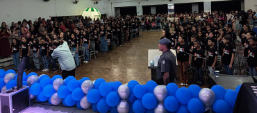 Foto 7: Alunos dos 5º anos de Escolas Municipais recebem certificado do Proerd