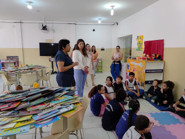 Foto 6: Entrega de Livros de Literatura