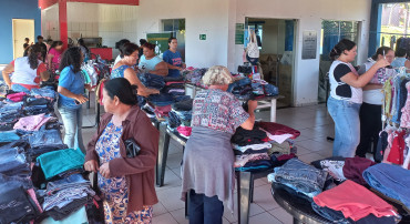 Foto 15: Fundo Social de Solidariedade e Secretaria de Promoção Social realizam Varal Solidário especial de Natal