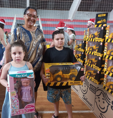 Foto 43: Especial de Natal: entrega de brinquedos