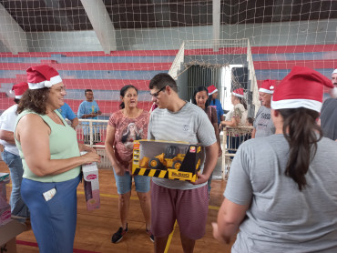 Foto 6: Especial de Natal: entrega de brinquedos