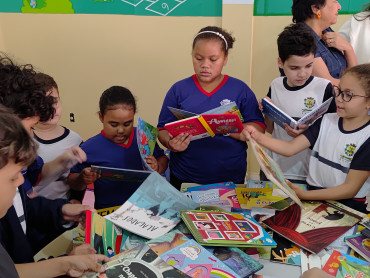 Foto 10: Entrega de Livros de Literatura
