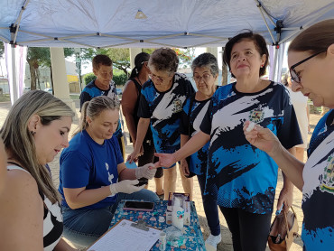 Foto 112: Alunos e usuários recebem orientações sobre prevenção e controle do diabetes 