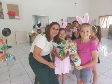Foto 3: Entrega de Ovos de Páscoa 2025