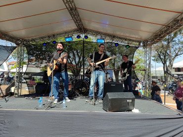 Foto 133: 3º Encontro de Carros Antigos e Motociclistas reúne centenas de expositores em Quatá