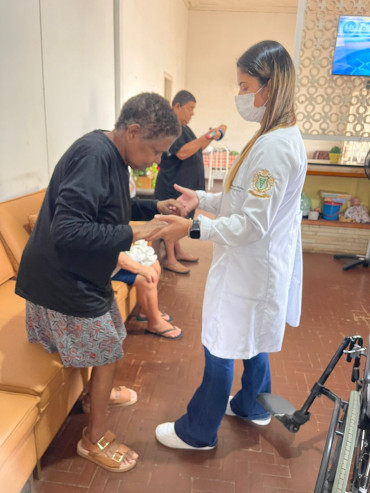 Foto 6: Bem-estar dos residentes: atendimento de fisioterapia