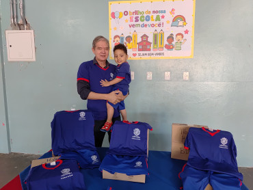 Foto 2: Novos uniformes são entregues para os alunos da Rede Municipal de Quatá