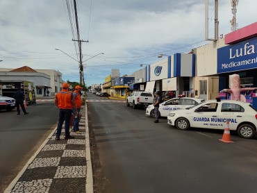 Foto 1: Motoristas recebem orientações durante blitz de campanha educativa