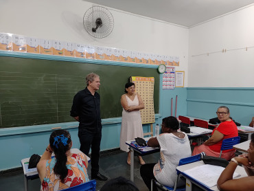 Foto 3: Alunos do EJA de Quatá recebem camisetas de uniforme