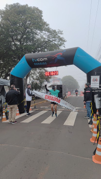 Foto 25: Mesmo com mal tempo, corrida de pedestre TVCOM RUNNING reúne mais de 300 participantes 