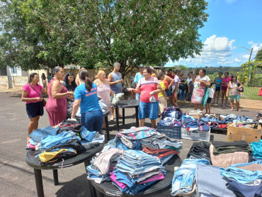 Foto 6:  Varal Solidário leva roupas à população de Quatá 