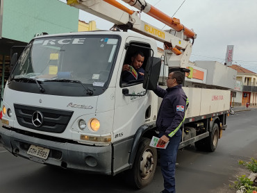 Foto 5: Motoristas recebem orientações durante blitz de campanha educativa