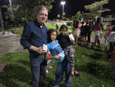Foto 2: Projeto Cinema no Bairro reúne cerca de 200 pessoas no Jardim Primavera