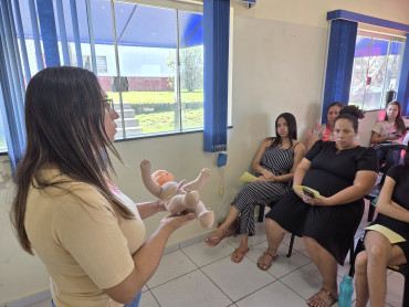 Foto 11: CRAS realiza terceira reunião do grupo de gestantes com entrega de kits maternidade