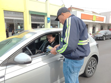 Foto 6: Motoristas recebem orientações durante blitz de campanha educativa