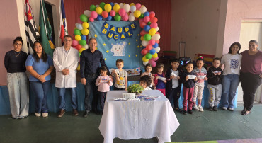 Foto 8: Entrega de Kits Odontológicos para os alunos