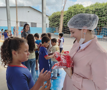 Foto 26: Alunos da Escola Osira de Quatá recebem Kit de Higiene Bucal oferecidos pelo LIONS CLUBE de Presidente Prudente