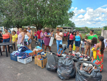 Foto 21:  Varal Solidário leva roupas à população de Quatá 