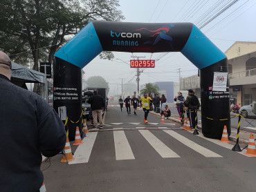 Foto 59: Mesmo com mal tempo, corrida de pedestre TVCOM RUNNING reúne mais de 300 participantes 