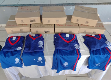 Foto 13: Novos uniformes são entregues para os alunos da Rede Municipal de Quatá