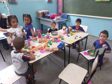 Foto 9: Alunos de Quatá recebem material escolar e são recepcionados com acolhimento e carinho no primeiro dia de aula