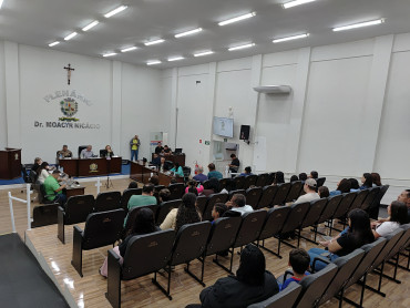 Foto 6: Alunos de Quatá recebem Moção de Aplausos na Câmara Municipal