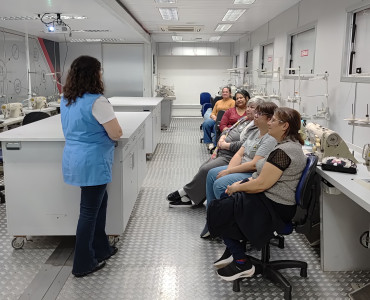 Foto 3: Quatá recebe Unidade Móvel de Confecção Industrial do SENAI