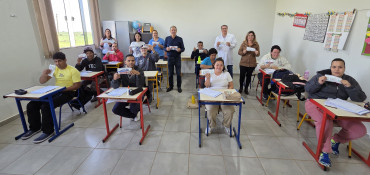 Foto 21: Entrega de Kits Odontológicos para os alunos