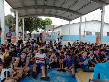Foto 3: Alunos da Escola Osira de Quatá recebem Kit de Higiene Bucal oferecidos pelo LIONS CLUBE de Presidente Prudente