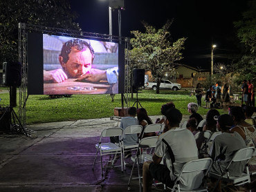 Foto 23: Projeto Cinema no Bairro reúne cerca de 200 pessoas no Jardim Primavera