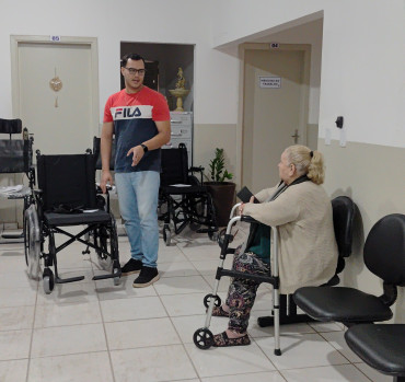 Foto 1: Quatá recebe novas cadeiras de rodas e banho