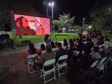 Foto 13: Projeto Cinema no Bairro reúne cerca de 200 pessoas no Jardim Primavera