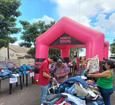 Foto 31:  Varal Solidário leva roupas à população de Quatá 