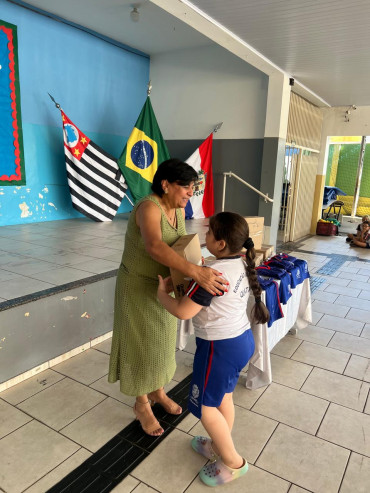 Foto 57: Novos uniformes são entregues para os alunos da Rede Municipal de Quatá