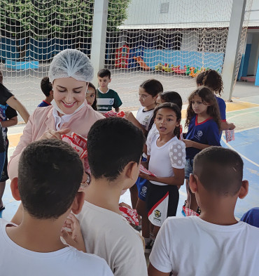 Foto 23: Alunos da Escola Osira de Quatá recebem Kit de Higiene Bucal oferecidos pelo LIONS CLUBE de Presidente Prudente